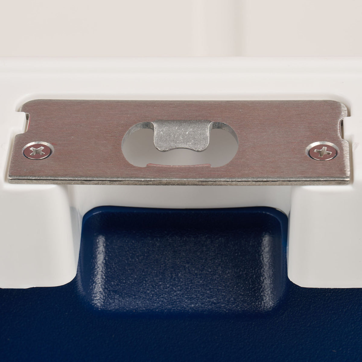 trailmate-75-qt-roller-cooler-n8 00035111-BO.jpg